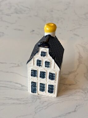 KLM #51 Blue Delft House by BOLS
